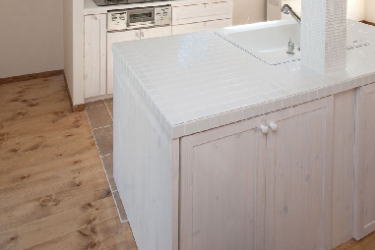 ���R�f�ނ̵��ް���݁E���ް�Ƌ�@�O�d���鎭�s�yCalmfurniture �ߓ��Ƌ�z�߲ݍނ̉����L�b�`��